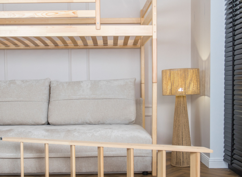 SAVIO 90x200/140x200 furu loftsäng med utdragbar sofa tyg beige perfect harmony 02 Lano Möbler