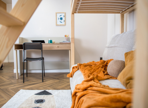 SAVIO 90x200/140x200 furu loftsäng med utdragbar sofa tyg beige perfect harmony 02 Lano Möbler